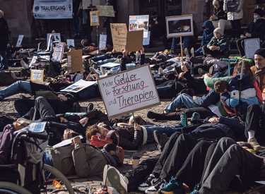 Gezwungen zu liegen. Demonstranten fordern bessere Unterstützung für Patienten der neuroimmunologischen Erkrankung ME/CFS, die oft zu hochgradiger Behinderung führt, Frankfurt am Main, 24. Februar