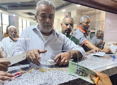 Wer das libysche Finanzsystem kontrolliert, hat einen Vorteil im Machtkampf. Gehaltsauszahlung in einer Bank in Misrata, 1. September