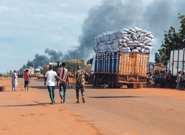 Der überraschende Angriff blamierte die Militärjunta. Festnahme eines Verdächtigen in Bamako, 17. September