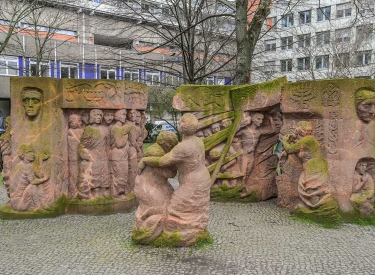 Wie es vor dem antisemitischen Angriff aussah: Das Denkmal von Ingeborg Hunzinger zum Frauenprotest in der Rosenstraße, Berlin-Mitte