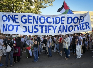 Kundgebung mit Spruchband "One genocide does not justify another"