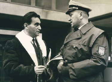 Rudolf Vrba (l.) beim Frankfurter Auschwitz-Prozess, 1964