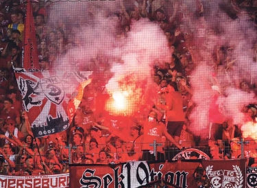 Fans beim DFB-Pokalspiel ­zwischen dem Halleschen FC und dem FC St. Pauli 