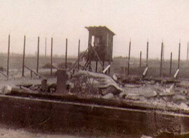 Vormals Arbeitsplatz eines ­deutschen ­Mannschaftskapitäns. Die KZ-Außenstelle Hannover-­Ahlem 1945 kurz nach der ­Befreiung