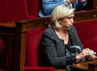 Marine Le Pen macht dicke Backen