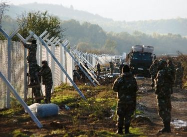 Die mazedonische Armee hat bereits mit dem Aufstellen von Metallzäunen an der Grenze zu Griechenland begonnen