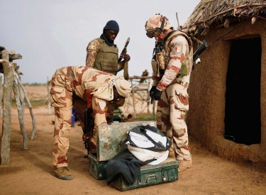 Malische Truppen und ein französischer Soldat 