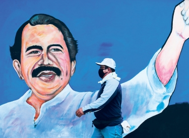 Die Regierung vertraut auf die Kraft der Liebe, dieser Passant in der nicaraguanischen Hauptstadt Managua auf seine Atemmaske, 9. April
