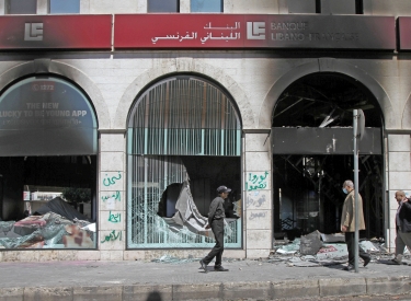 Seit dem 26. April wurden im Libanon zahlreiche Banken angezündet, darunter auch diese Filiale in Tripoli