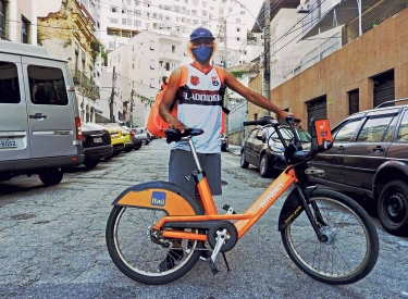 Liefert das Essen mit dem Leihfarrad: Fahrer des Lieferdienstes Rappi in Rio de Janeiro 
