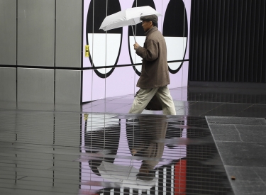 Mann mit Regenschirm in London