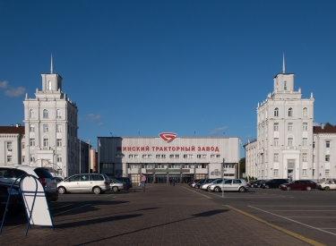 Hauptgebäude des Traktorenwerks in Minsk