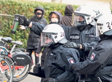 Polizisten setzen bei einer Solidaritätskundgebung Pfefferspray ein