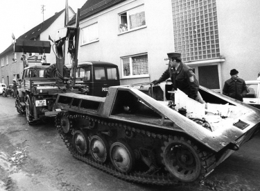 Polizisten transportieren in Heroldsberg bei Nürnberg einen Panzer aus dem Arsenal der »Wehrsportgruppe Hoffmann« ab, 30. Januar 1980