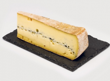 Abbildung eines Morbier-Käse mit Ascheschicht