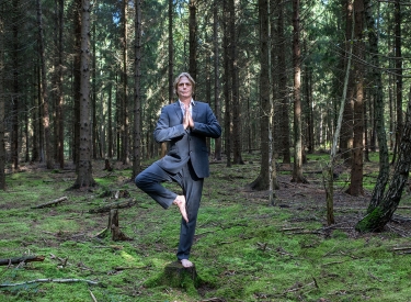 Mann in der Yogaposition Baum im Wald