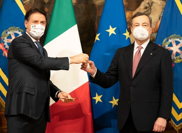 Giuseppe Conte und Mario Draghi bei der Übergabe des Ministerratsglöckchens