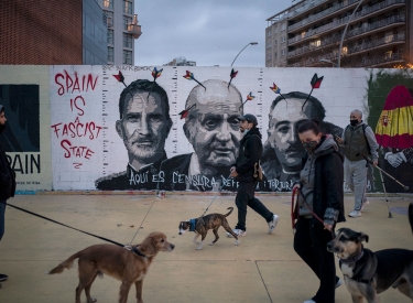Graffito in Barcelona stellt ­Kontinuität von Diktator Francisco Franco über Juan Carlos I. bis Felipe VI. heraus