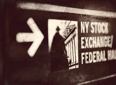 Schild mit Pfeil zum Börsensaal der New York Stock Exchange