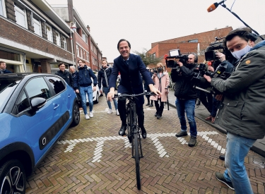 Mark Rutte auf dem Fahrrad in Den Haag