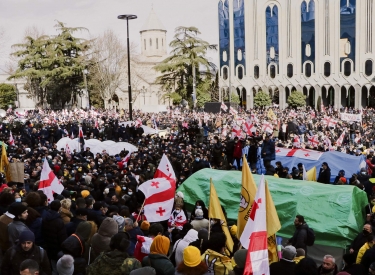 Protest auf dem Platz vor dem Parlament in Tiflis