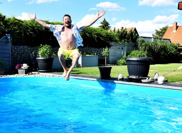 Person springt in einen Pool