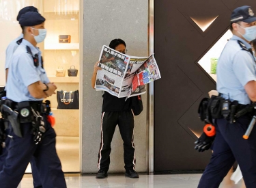 Ein Mann in Hongkong liest am 24. Juni die letzte Ausgabe der »Apple Daily«