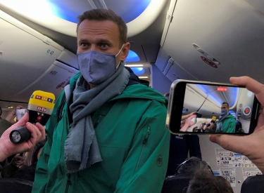 Alexej Nawalny spricht kurz vor seinem Abflug nach Moskau mit Journalisten