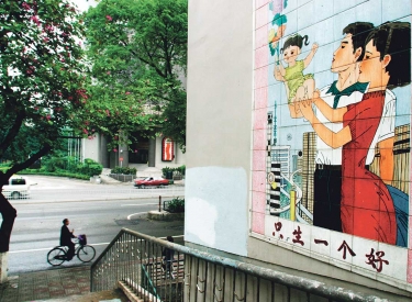 Ein Wandbild in Guangzhou propagiert die »Ein-Kind-Politik«, 2009