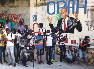 Haitianische Journalisten vor einem Wandbild von Präsident Jovenel Moïse nach dessen Ermordung