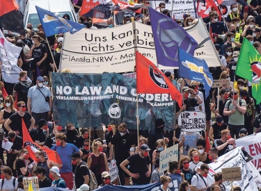 Demonstration gegen die von der nordrhein-westfälischen Landesregierung geplante Verschärfung des Versammlungsrechts, die ein sogenanntes Militanzverbot enthält, Düsseldorf, 26. Juni