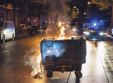 In der Nacht vom 1. auf den 2. Mai vorigen Jahres brannte in Berlin-Friedrichshain mal wieder eine Mülltonne