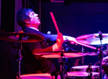 Blondie-Schlagzeuger Clement Burke bei einem Konzert in Newcastle, 2019