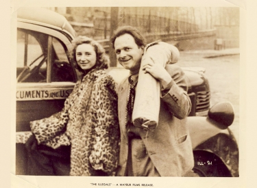 Meyer Levin und Tereska Torrès bei den Dreharbeiten zur Dokumentation »The Illegals«, 1947