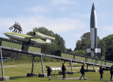 Eine V1-Rakete und der Nachbau einer V2-Rakete auf dem Gelände des Historisch-Technischen Museums Peenemünde