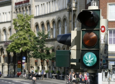 Grünes Ampellicht mit Cannabisblatt