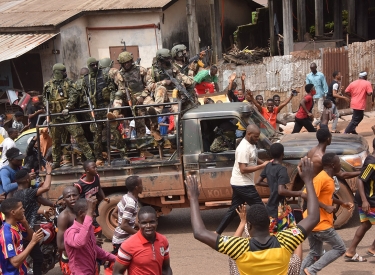 Einwohner der Hauptsadt Conakry bejubeln Mitglieder der guineischen Streitkräfte
