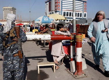 Ein bewaffneter Kämpfer auf einem Straßenmarkt in Kabul