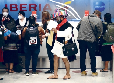 Ein Mitglied der Delegation der Zapatisten beim Check-in am Flughafen von Mexiko-Stadt