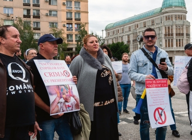 Die rechte Senatorin Diana Șoșoacă beim Protest gegen die Einführung eines »grünen Passes«, der eine Impfung gegen Covid-19 nachweisen soll
