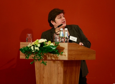 Julie Bindel bei einer Konferenz gegen Menschenhandel in Riga, 2015