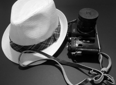 Schwarzweiß Fotografie: Kamera und Hut