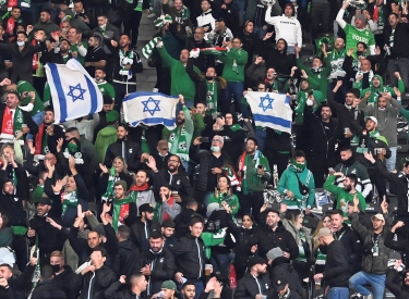 Fans von Maccabi Haifa präsentieren israelische Flaggen im Berliner Olympiastadion