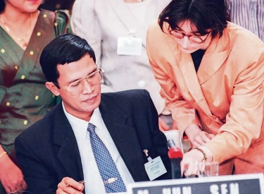 Hun Sen unterzeichnet die Friedensverträge in Paris