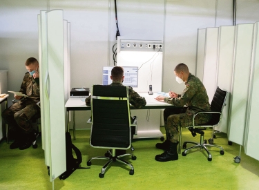 Soldaten der Bundeswehr in einem temporären Covid-19-Behandlungszentrum in Berlin