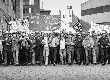 Gegen die geplante Massenentlassung von 1400 Kollegen demonstrierten 1983 die Arbeiter der HDW-Werft in Hamburg