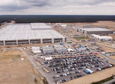 Blick auf das Gelände der Tesla Gigafactory Berlin-Brandenburg