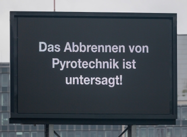 Anzeigetafel des Hamburger Millerntor-Stadions: Das Abbrennen von Pyrotechnik ist untersagt!