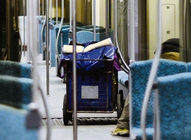 Ein Obdachloser fährt in einer S-Bahn in Berlin