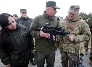 Der stellvertretende Innenminister der Ukraine, Meri Akopian, beim Waffencheck mit Mykola ­Balan von der Nationalgarde